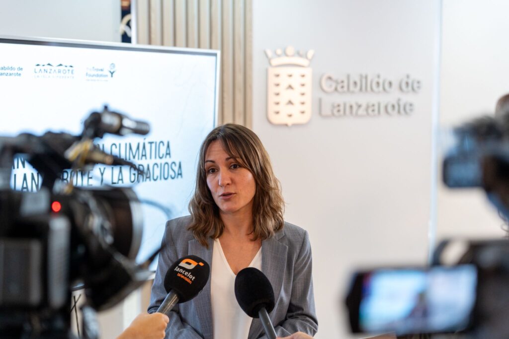 Alicia Fajardo speaking to media with microphones during an event in Lanzarote.